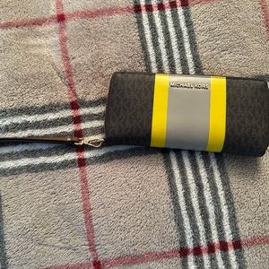 Like NEW Michael Kors Continental Wallet